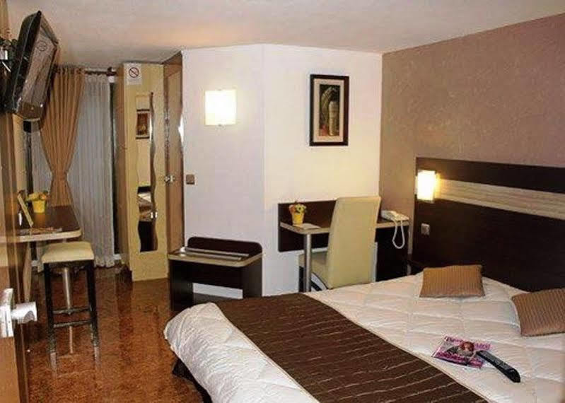 Contact Hotel Restaurant La Chaumiere Entre Orgeval Et Flins A13 Sortie 8 Ле-Мюро Екстер'єр фото